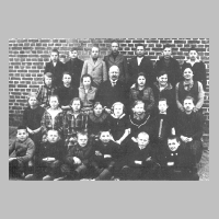 086-0027 Klassenbild der Volksschule Roddau Perkuiken im Jahre 1927-28 mit Lehrer Niederlaender.jpg